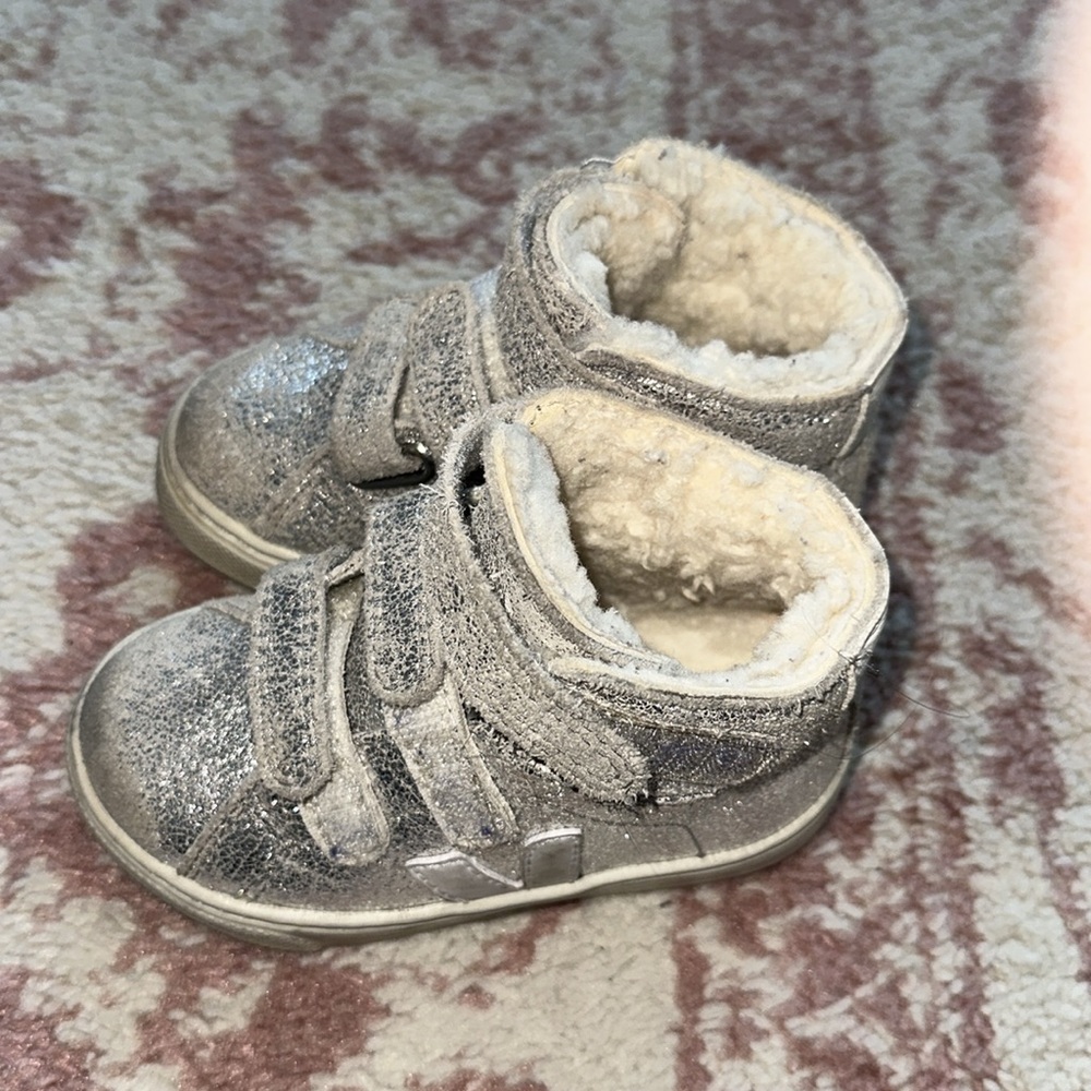 Veja Kids Shearling Sneaker Boots in Silver